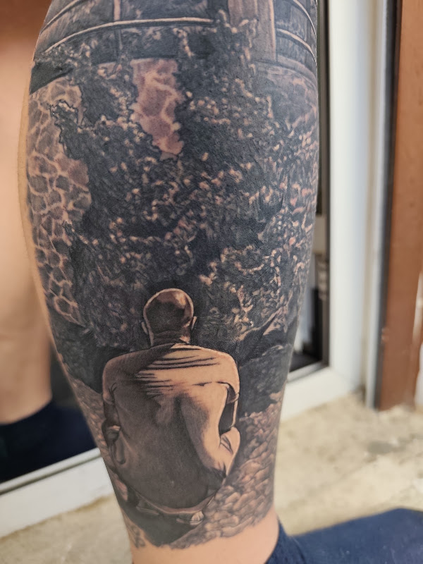 Tatuaje realista en pierna