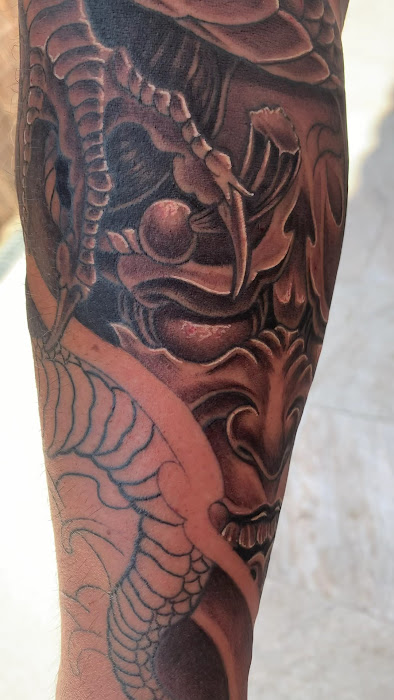 Tatuaje de máscara oni en antebrazo