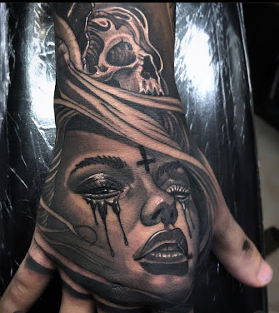 Tatuaje realista en mano